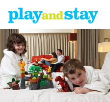 Play and Stay - family in hotel room