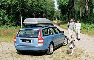 picture of volvo v50 with a roof box