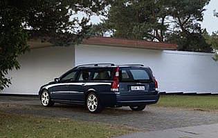 picture of Volvo V70 from the rear