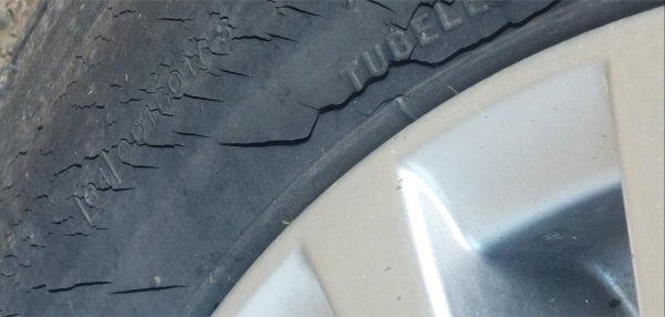 Cracked tyre image tr