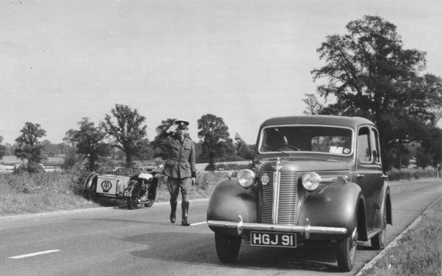 1948, Epping Forest, a patrol salutes an AA member
