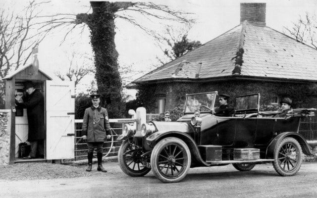 1913, AA telephone box, member making a call, patrol beside chauffeur driven car