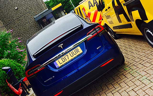 Tesla modelx charging aa van