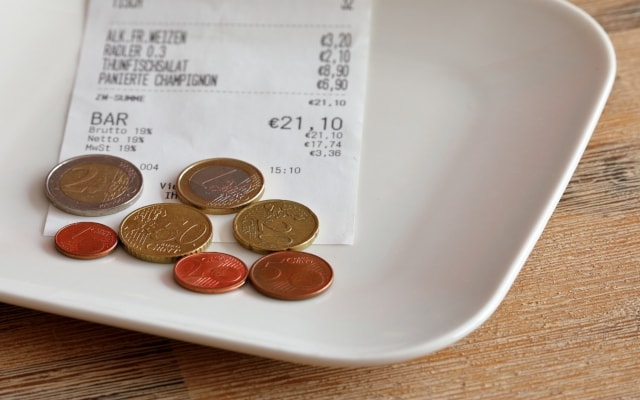 restaurant tips on a euro bill